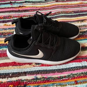 Nike roshe tennis shoes